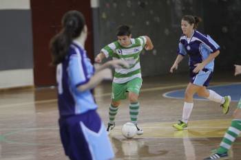 Sonia Pacios busca el gol entre dos adversarias. (Foto: MIGUEL ÁNGEL)