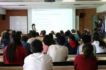 Un grupo de alumnos asiste a clase en un aula universitaria.