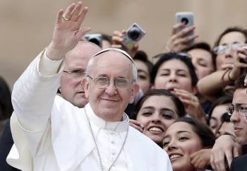El papa Francisco saluda ante un grupo de mujeres.
