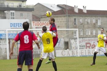El capitán verinense Mario salta y despeja el balón ante Jorge, del Taboadela. (Foto: MIGUEL ÁNGEL)