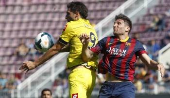Borja pelea la pelota con uno de los centrales. (Foto: DXT)