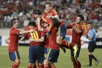 Los españoles sub 21 celebran un gol el pasado jueves. (Foto: M. GUILLÉN)