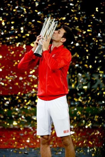 El serbio Novak Djokovic, con el trofeo conquistado en el Masters 1000 de Shanghái. (Foto: XI YA)