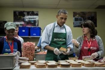 Obama, durante su visita a un centro de asistencia para pobres en Washington. (Foto: T.J. KIRKPATRICK)