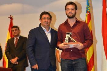Iván Salgado, con el trofeo conquistado en Linares.