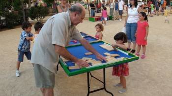 Un abuelo juega con su nieta.