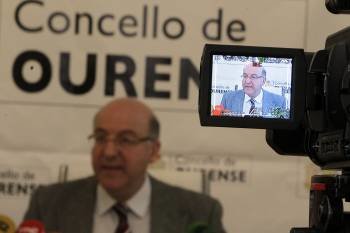 El alcalde, Agustín Fernández, durante su comparecencia, que tuvo lugar en el Banco de España. (Foto: MIGUEL ÁNGEL)