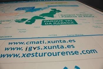 Cartel donde Xestur Ourense anunciaba obras en el Val da Rabeda, actualmente paralizado. 