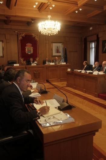 Reunión de los representantes de la Riet, ayer en la Diputación. (Foto: MIGUEL ÁNGEL)