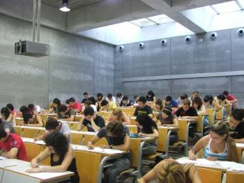 Un grupo de alumnos realiza una prueba escrita en un centro universitario.