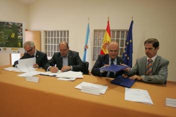 Roberto Castro, Manuel Pérez, Manuel Baltar y Francisco Marín durante la firma del convenio. (Foto: MARCOS ATRIO.)
