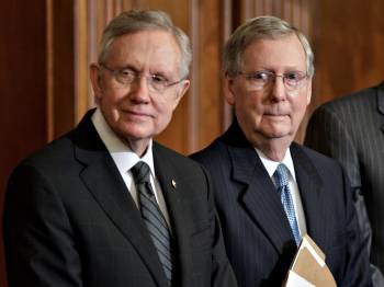 El líder de la mayoría demócrata, Harry Reid, con el de la minoría republicana Mitch McConnell.