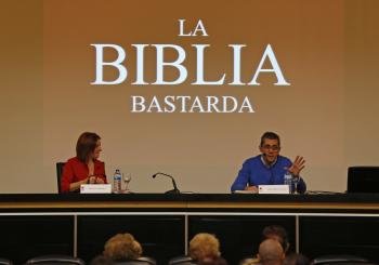 Marina Sánchez Soto (izda.) se encargó de la presentación del escritor Fernando Tascón (dcha.). (Foto: Xesús Fariñas)