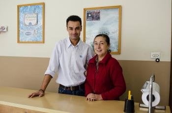 César Rivera Corral y Ana Corral González, en su negocio de Carballiño (Foto: Eduardo Banga)