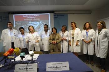 Núñez (tercera por la derecha), junto a otros médicos del CHUO.  (Foto: MARTIÑO PINAL)
