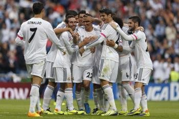Los jugadores del Real Madrid felicitan a Angel di María (c) que consiguó el primer gol de su equipo  durante el partido correspondiente a la novena jornada de Liga de Primera División que juegan el Real Madrid y el Málaga  en el estadio Santiago Bernabéu