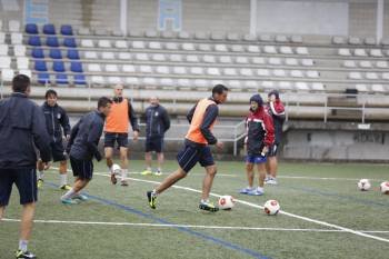 Luisito observa la salida con el balón de Capi, ayer en Cea durante el entrenamiento previo al partido (Foto: X.F.)
