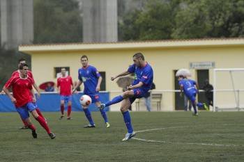 El centrocampista del Barbadás Nacho Currás desplaza un balón en un partido en Os Carrís. (Foto: MIGUEL ÁNGEL)