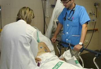Una médico de urgencias atiende a un paciente.