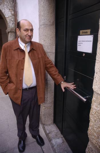 Rogelio Martínez, entrando en el Juzgado de Ribadavia. (Foto: ARCHIVO)