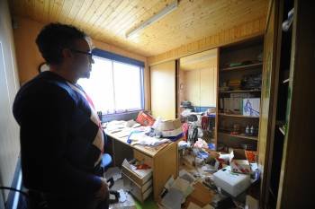 Manuel Carpintero muestra las oficinas con todo revuelto en la carpintería asaltada. (Foto: M. P.)