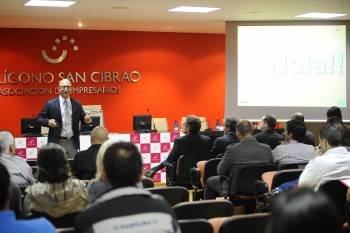 Ángel López Naranjo, en su intervención en la sede de la Asociación de Empresarios de San Cibrao.  (Foto: MARTIÑO PINAL)
