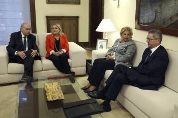 Fernández Díaz, las representantes de víctimas del terrorismo Mari Mar Blanco y Ángeles Pedraza, y Ruiz-Gallardón.