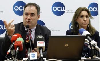 Javier Arranz, técnico de la OCU, con la portavoz de la Organización Ileana Izverniceanu. (Foto: F. ALVARADO)