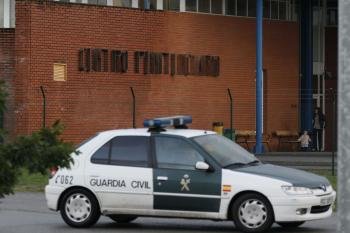 Un coche de la Guardia Civil en las inmediaciones del centro penitenciario de Teixeiro, donde cumple condena la etarra Inés del Río (Foto: efe)