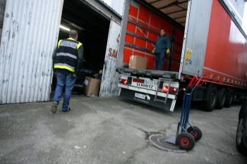 Un agente entra en uno de los almacenes registrados en Xinzo para cargar el camión (Foto: MARCOS ATRIO)