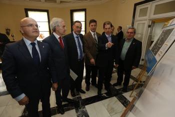 Baltar, Castro, Fernández, Juárez, Marín y Fernández observan los paneles explicativos de los proyectos.  (Foto: XESÚS FARIÑAS)