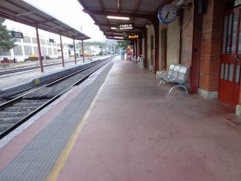 Recinto de la estación de tren de Renfe, en O Barco. (Foto: J.C.)