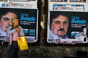 Carteles electorales ante la jornada de legislativas del domingo, en el centro de Buenos Aires. (Foto: DAVID FERNÁNDEZ)