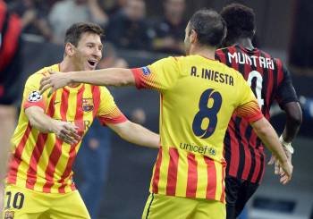 Lionel Messi celebra con Andrés Iniesta el gol del empate del Barcelona en San Siro. (Foto: DANIEL DAL ZENNARO)