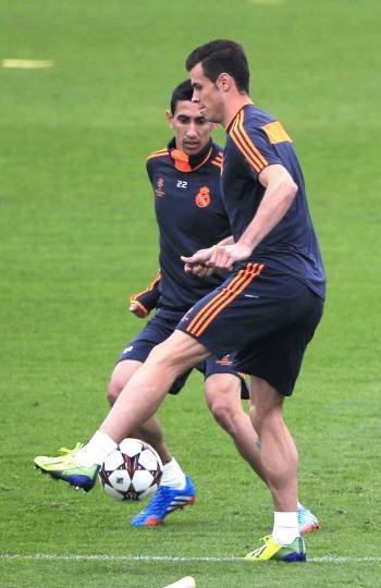 Bale y Di María, ayer durante el entrenamiento en Valdebebas. (Foto: ZIPI)