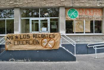 Acceso a un centro cuyos alumnos secundaron ayer el primer día de protestas en Zaragoza.