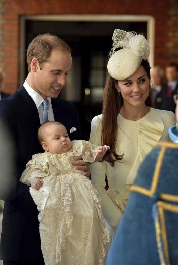 El príncipe Guillermo duque de Cambridge y Catalina, duquesa de Cambridge, durante el bautizo
