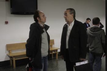 Cándido Rodríguez, a la derecha, en el rellano del Juzgado de lo Penal 1 de Ourense. (Foto: MIGUEL ´ÁNGEL)