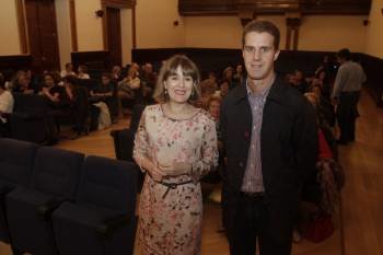 Marta Rivera de la Cruz, con José Manuel García (presidente de la Federación de Libreros de Ourense), en el Liceo, al inicio de la ponencia. (Foto: FOTOS: MIGUEL ÁNGEL)