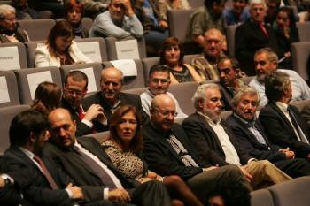 A la izquierda, el presentador Rubén Riós. En primera fila, las autoridades asistentes a la gala. (Foto: FOTOS: MARCOS ATRIO)