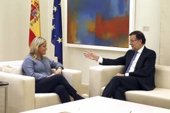 La presidenta de la Fundación de Víctimas del Terrorismo, Mari Mar Blanco, ayer con Mariano Rajoy. (Foto: KOTE RODRIGO)