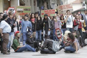 Grupo de estudiantes en huelga, en la Praza Maior de Ourense. (Foto: MIGUEL ÁNGEL)
