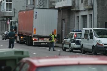 Un policia, junto al camión en que fue cargada la ropa y calzado decomisado en cinco almacenes en Xinzo, Allariz y Verín (Foto: Marcos Atrio)