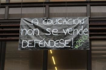 Pancarta en el edificio de hierro de la universidad en contra de la LOMCE (Foto: MIGUEL ÁNGEL)