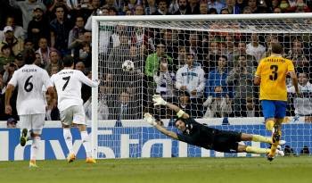 Cristiano Ronaldo marca de penalti el segundo gol del Real Madrid. (Foto: JUANJO MARTÍN)