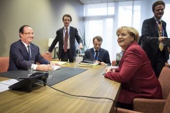 Hollande y Merkel, durante el encuentro celebrado ayer en Bruselas. (Foto: OLIVIER HOSLET)
