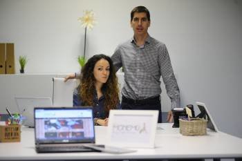 Sandra González y Diego Mazaira, en la oficina de Monemú en la Tecnópole. (Foto: MARTIÑO PINAL)