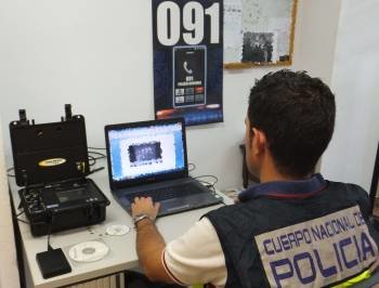 Un agente del Cuerpo Nacional de Policía revisa archivos pedófilos en la red. (Foto: ARCHIVO)