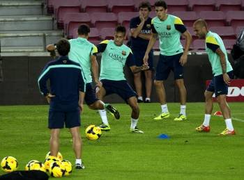 Neymar (izquierda) y Bale (derecha), en los entrenamientos previos al partido del Camp Nou. (Foto: ALEJANDRO GARCÍA/KIKO HUESCA)