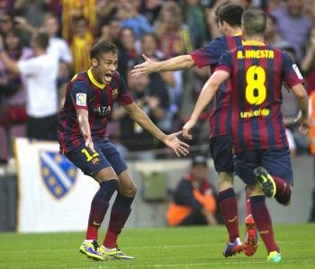 El delantero brasileño del F.C. Barcelona, Neymar Jr (i), recibe la felicitación de sus compañeros Leo Messi (c) y Andrés Iniesta, tras marcar ante el Real Madrid el primer gol del partido de la décima jornada de Liga de Primera División (Foto: efe)